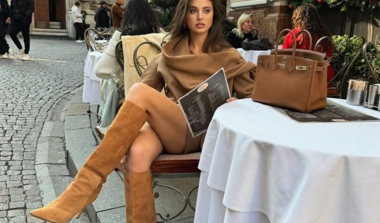 Be stylish everyday, so shorts,  and long suede boots for a Thursday morning cof…